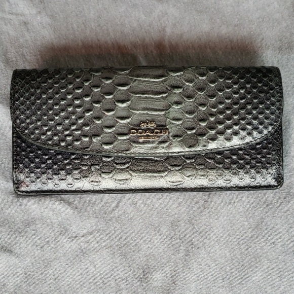 Coach womans faux alligator wallet. - Picture 2 of 6